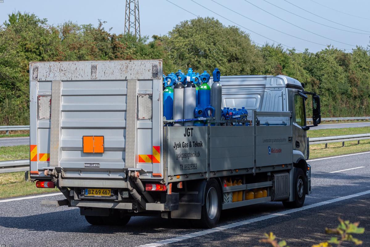 Fragile Removals truck driving down a long-distance highway